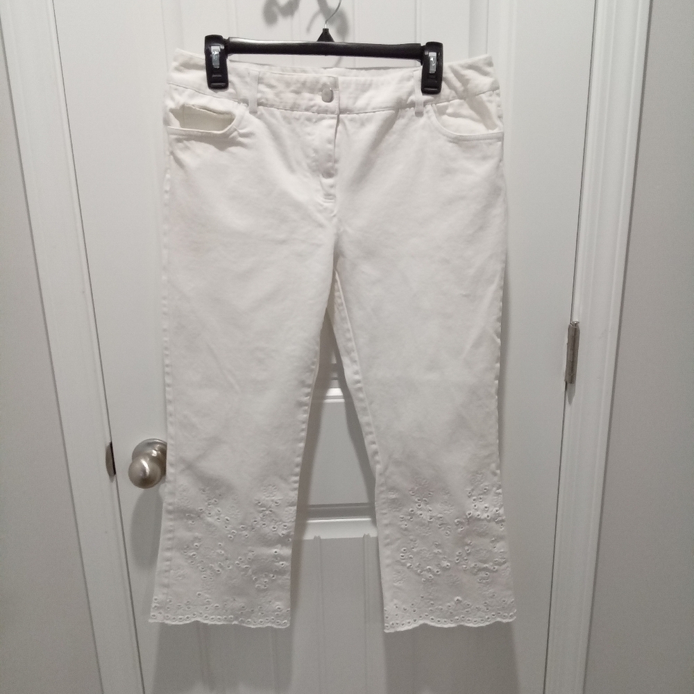 Elliott Lauren Size 8 White Capris Pants with a Floral Eyelet Hem 23"